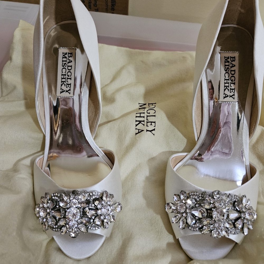 Badgley Mischka Women's White Peep-Toe Heels